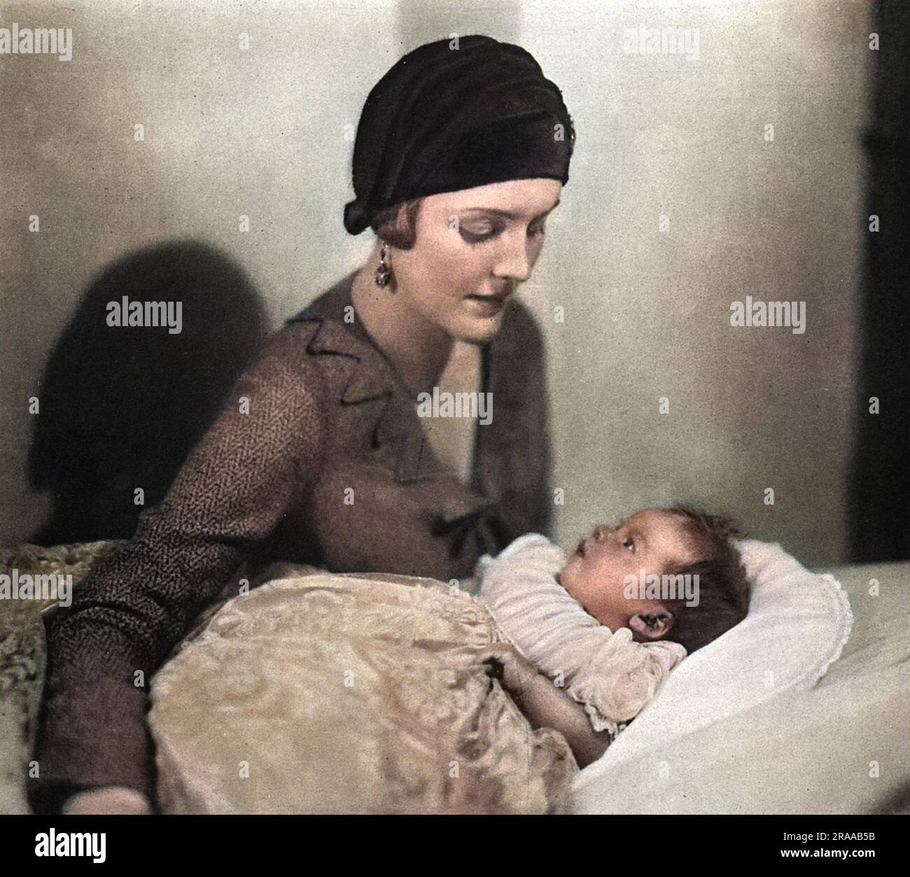 Die Ehrenfrau Bryan Guiness (1910-2003), früher Miss Diana Freeman Mitford, später Lady Mosley, wurde 1930 mit ihrem ältesten Sohn Jonathan Bryan Guinness abgebildet. Datum: 1930 Stockfoto