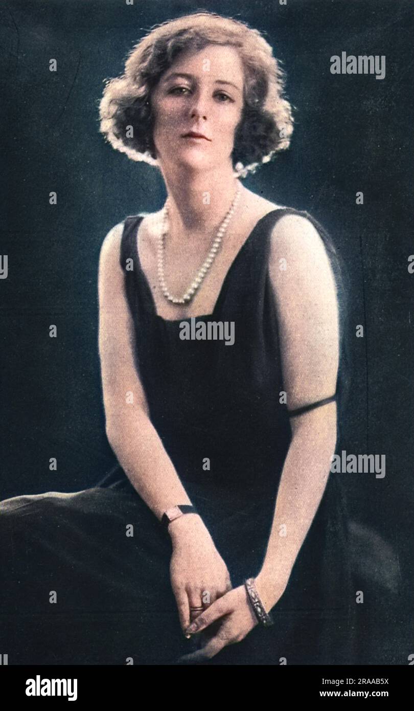 Lady Idina Gordon, die älteste Tochter des verstorbenen Lord De La Warr, wurde 1921 fotografiert. Nach ihrer ersten Ehe mit Euan Wallace heiratete Idina 1919 Captain Charles Gordon und lebte einige Zeit nach ihrer Hochzeit in britischem Ostafrika. Sie ließ sich von Gordon scheiden und heiratete Josslyn Hay, Earl of Errol, 1923. Fünfmal verheiratete Idina wurde berühmt als Teil des Happy Valley Sets, als sie 1924 mit ihrem dritten Ehemann, Josslyn Hay, Earl of Errol, nach Kenia zog. Mit ihren Serienehen und ihrem Ruf für verkommene Dekadenz inspirierte sie die Figur von „The Bolter“ in Nancy Mitford. Stockfoto