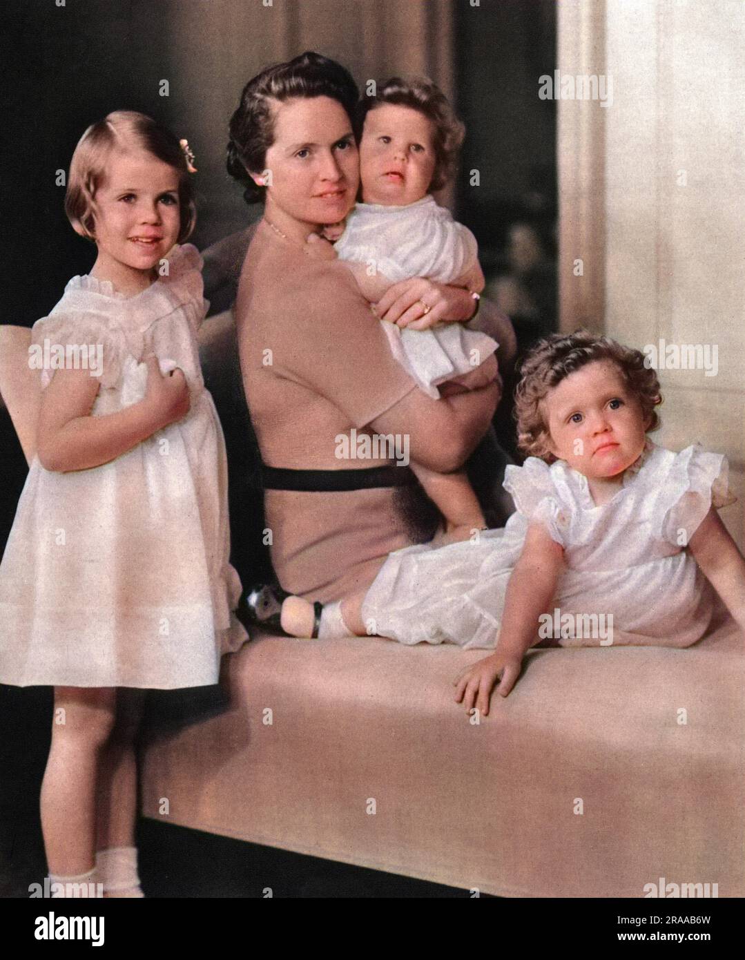 Prinzessin Sibylla und ihre drei ältesten Kinder.Sibylla, die Tochter von Charles Edward, Herzog von Sachsen Coburg, heiratete Prinz Gustav Adolf von Schweden, der zweitbester Thronfolger des schwedischen Throns und ihr eigener Cousin zweiten Grades war. Das Paar hatte drei Töchter im Bild - Margaretha, Birgitta und Desiree und 1946 einen Sohn, der der gegenwärtige König Carl XVI Gustav von Schweden werden sollte. Datum: 1939 Stockfoto