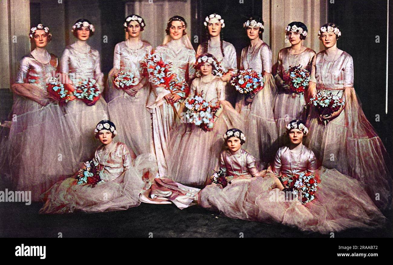 Das Foto der Gruppenhochzeit zeigt die Braut, Mrs. Bryan Guinness, ehemals Miss Diana Freeman Mitford, mit elf Brautjungfern. Von links: Miss Diana Churchill, Miss Mercer-Nairne, die Ehrenfrau Nancy Mitford, die Braut, die Ehreneinheit Mitford, Miss Rosemary Mitford (Cousine), Miss Rosalie Willoughby und Miss Oonagh Guinness; und vor Lady Jean Ogilvy, Miss Grania Guinness, Lady Patricia Guinness und Lady Brigid Guinness. Laut Sketch trugen die Kindermädchen langsköpfige Kleider aus Cremetüll mit goldenen Gewebekörben und die erwachsenen Brautjungfern Pergamentfarbene Röcke. Stockfoto