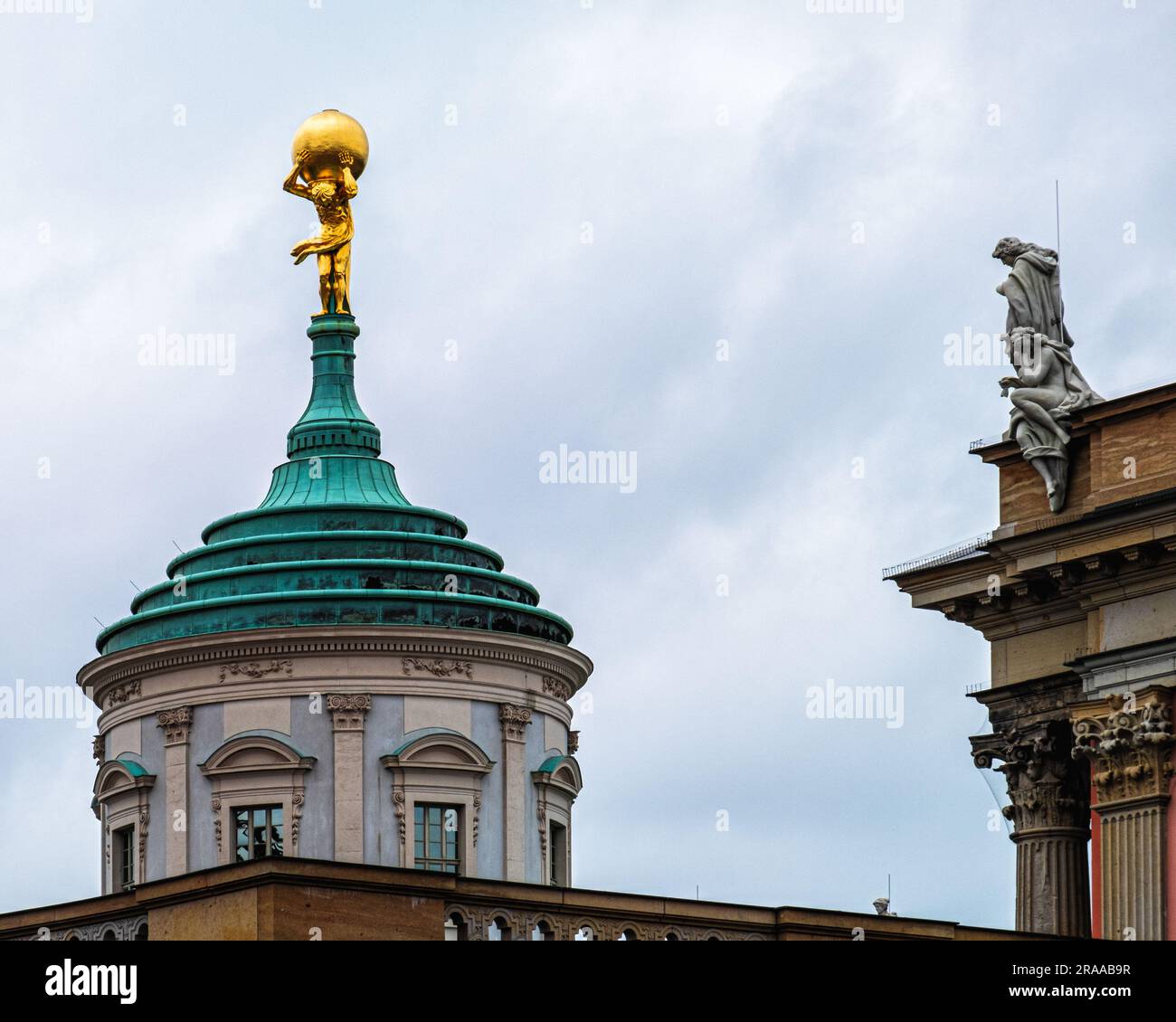 Potsdamer Museum im Alten Rathaus, am Aten Markt 9, Potsdam, Brandenburg. Gebäude im Paladier-Stil mit vergoldeter Skulptur des Atlas auf einer grünen Kuppel Stockfoto