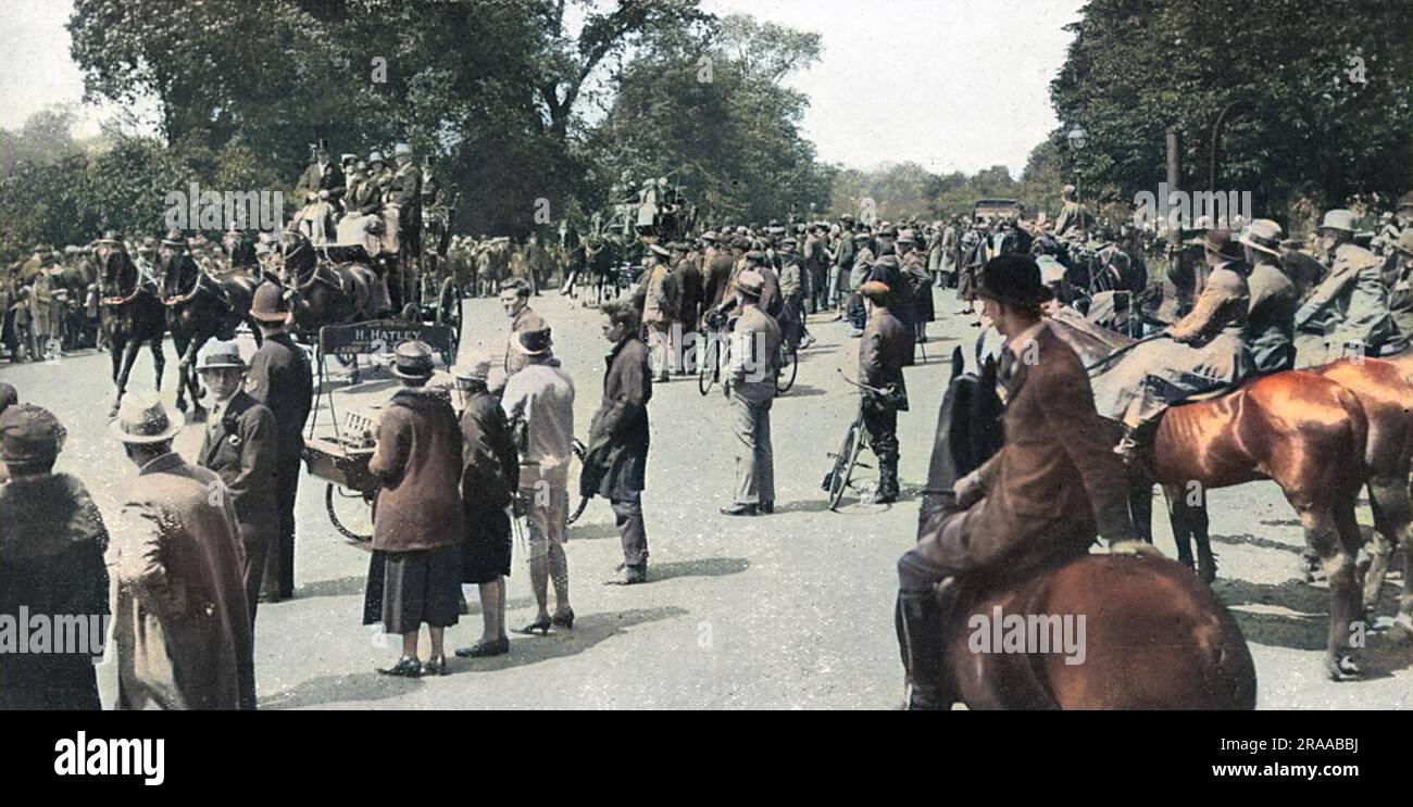 Fahrer im Hyde Park beobachten, wie sich die Fahrer des Coaching Clubs zum Ranelagh Club in Barnes treffen. Der Coaching Club, einer der traditionellen Höhepunkte der Londoner Saison, traf sich bei dieser Gelegenheit im Powder Magazine in Hyde Park, als elf Trainer und Teams auftraten. Zusammen mit dem Four-in-Hand Club wurden die malerischen Busse der 1840er Jahre wiederbelebt und waren während des Sommers ein beliebter Anblick in London. Datum: 1928 Stockfoto