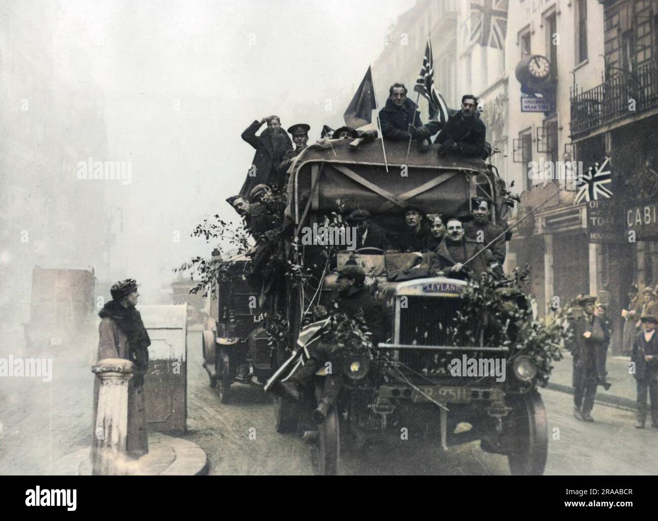 Ein Lastwagen aus Leyland in London, gefüllt mit Männern, die den Waffenstillstand am 11. November 1918 feiern. Manche tragen Militäruniform, andere Zivilkleidung. Datum: 11. November 1918 Stockfoto