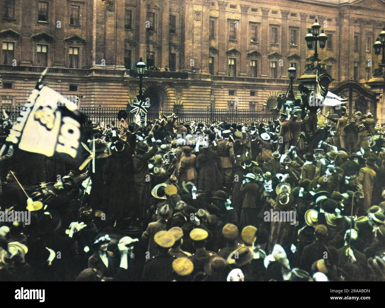 Am 11.. November 1918 vor dem Buckingham Palace, London, jubelte die Gruppe der Armistice Day die Royals auf dem Balkon an. Datum: 11.. November 1918 Stockfoto