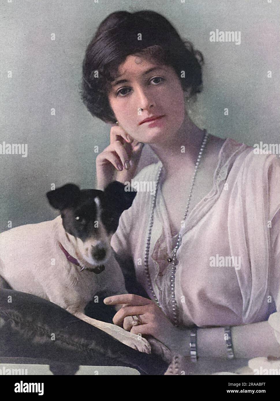 Mrs. Patrick de bathe, ehemals Miss Violet Lindsay Wood, die Frau von Mr. Patrick de bathe, einer der Kriegskorrespondenten des Daily Telegraph während des Ersten Weltkriegs. Die Tatler berichtet über Frau de Bathe, die nach Dieppe reist, um beim Sammeln und Verteilen von Kleidung und medizinischem Zubehör im anglofranzösischen Luftdepot unter dem Vorsitz von Frau Price zu helfen, deren Ehemann, Colonel Price, Postmeister-General an der Front war. Datum: 1915 Stockfoto