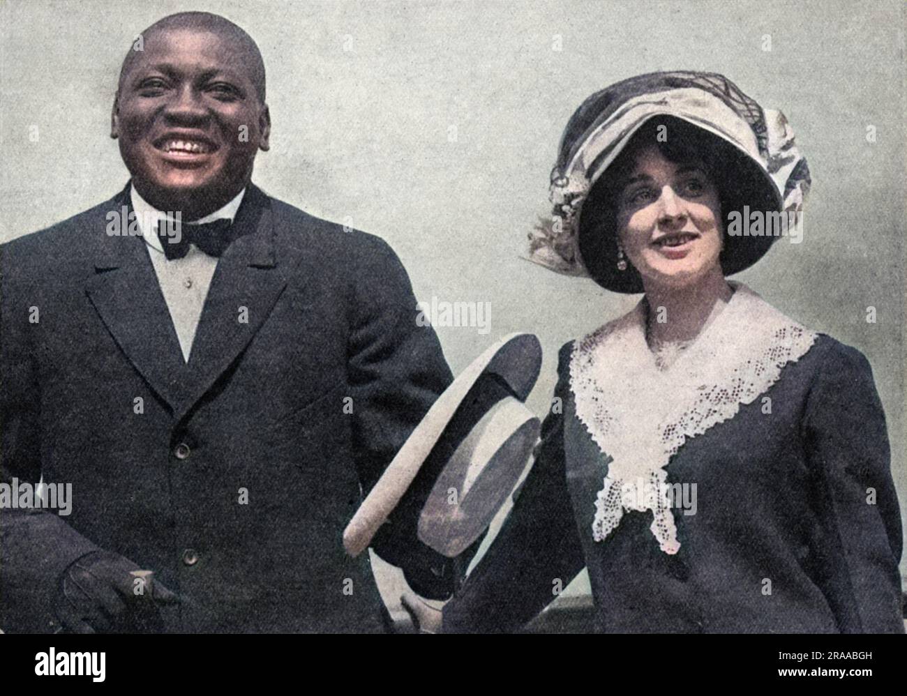 Jack Johnson (1878-1946), amerikanischer Boxer und erster afroamerikanischer Boxmeister im Schwergewicht, wurde mit seiner ersten Frau, Etta Terry Duryea, die er im Januar 1911 geheiratet hatte, fotografiert. Sie ist eine Soziallite aus Brooklyn und ehemalige Ehefrau des Geschäftsmanns Charles Duryea. Sie traf Johnson 1909 bei einem Autorennen. Ihre romantische Beziehung war angeblich sehr turbulent. Sie wurde von Johnson oft geschlagen und litt an schweren Depressionen. Im September 1912 beging sie Selbstmord und schoss sich mit einem Revolver. Der Tatler berichtete über die Geschichte und nannte sie eine "Schwarzweiß-Tragödie". Datum: 1912 Stockfoto