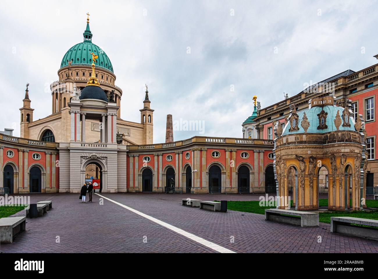 Fortuna Portal Eingang zum Staatlichen Parlamentsgebäude und grüne Kuppel von St. Nikolaikirche, Potsdam, Brandenburg Stockfoto