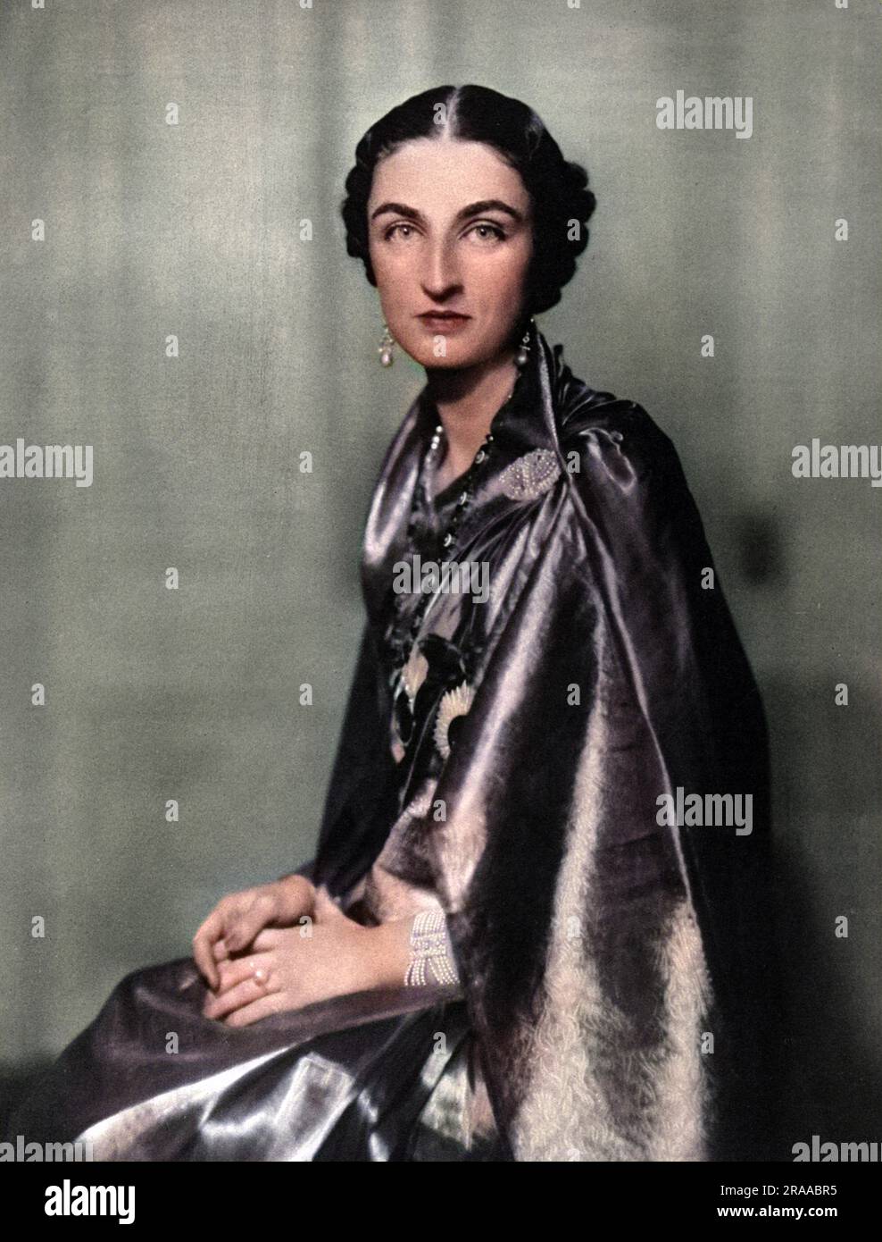 Einer der 'verschwendeten indischen Besucher, die zur Krönungssaison in London sind', ihre Hoheit, Prinzessin Durru Shehvar von Berar, Tochter des ehemaligen Sultans der Türkei und Ehefrau des Prinzen von Berar, ältester Sohn und Erbe von H. H., dem Nizam von Hyderabad und Oberbefehlshaber der Armee ihres Vaters, Die aus 30 Regimenten bestand. Laut dem Titel von The Sketch begleitete die Prinzessin ihren Mann während des Besuchs, um den Grundstein einer neuen Moschee in Kensington zu legen, und war in Ranelagh, um Bhopal den Ranelagh Open Polo Cup gewinnen zu sehen. Datum: 1937 Stockfoto