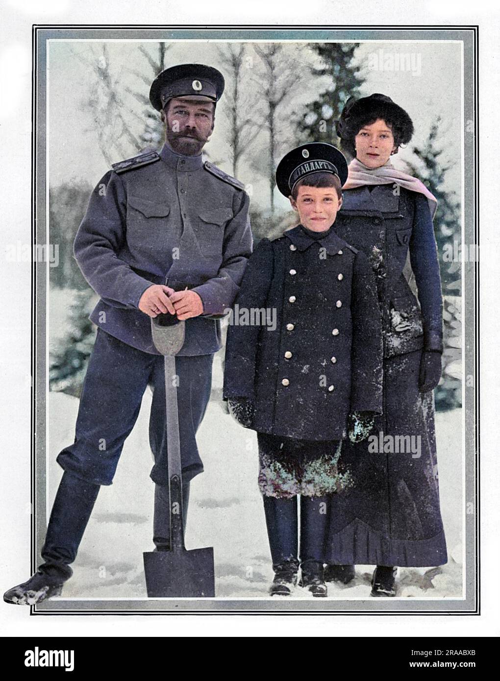 Zar Nicholas II. Von Russland wurde mit zwei seiner Kinder, der Großherzogin Tatiana und Alexei, dem Zarewitsch, fotografiert und baute eine Festung aus Schnee auf dem Gelände des Kaiserpalastes in Tsarskoye Selo in Petrograd. Datum: 1915 Stockfoto