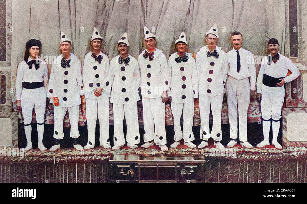 Die Merry Mummers unterhalten Truppen auf einer westafrikanischen Konzertparty, organisiert von Major P. A Beckett, Sohn des verstorbenen Arthur A Becket von „Punch“. Die Partei zog seit 1914 über ú3000 für Wohltätigkeitsorganisationen auf, die vor Soldaten und Matrosen auftraten. Datum: 1918 Stockfoto