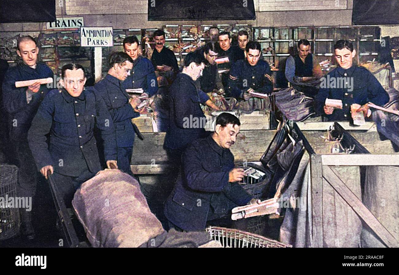 Männer der königlichen Ingenieure sortieren Briefe beim G.P.O. 1915. Das ständig wachsende Volumen an Briefen und Paketen an Truppen in verschiedenen Teilen der Welt erforderte erfahrene Männer, die die Regimentsadressen verstanden. In den illustrierten Sporting & Dramatical News wird erwähnt, dass „Frauen jetzt für die Arbeit ausgebildet werden.“ Datum: 1915 Stockfoto