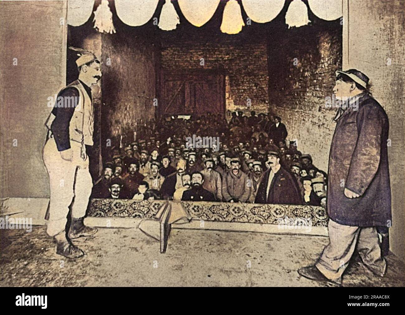 Ein Blick von der Bühne eines der behelfsmäßigen Theater, das in einer Scheune nahe der französischen Linien zur Unterhaltung der Truppen angebracht ist. Die Überschrift besagt, dass bekannte Pariser Schauspieler oft an diesen Orten auftreten. Datum: 1916 Stockfoto