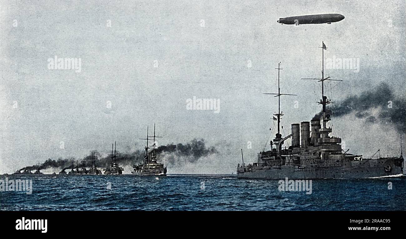 Ein Luftschiff vom Typ L mit Zeppelin, das mit einem Geschwader deutscher Schlachtschiffe auf See abgebildet ist. In den illustrierten Sporting & Dramatical News zu der Zeit, als die Deutschen die Ostküste bombardiert hatten. Die Zeppelin's nahmen an dieser Tätigkeit als Beobachter Teil. Datum: 1916 Stockfoto
