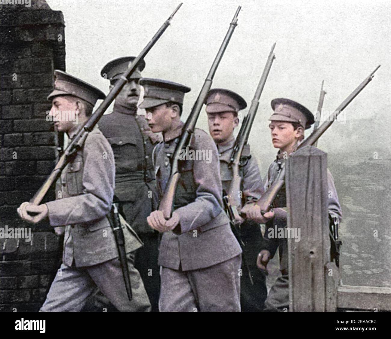 Prinz Henry, später Herzog von Gloucester, dritter Sohn von König George V. und Königin Mary, als Zweiter von links in den Reihen des Eton College Officers' Training Corps. Datum: 1915 Stockfoto