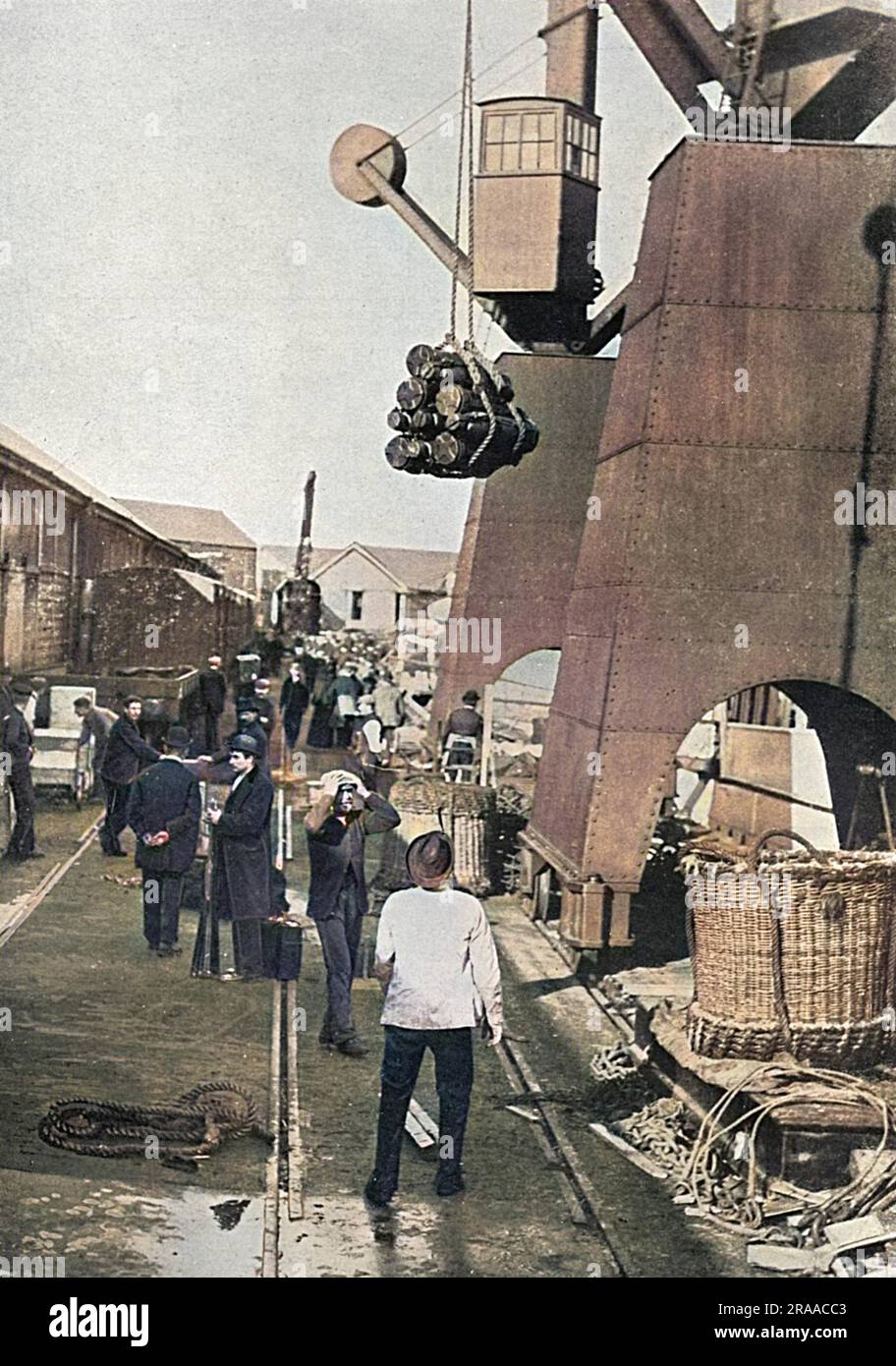 Eine Werftszene während des Ersten Weltkriegs, in der Munition an Bord eines Schlachtschiff gehisst wurde. Datum: 1915 Stockfoto