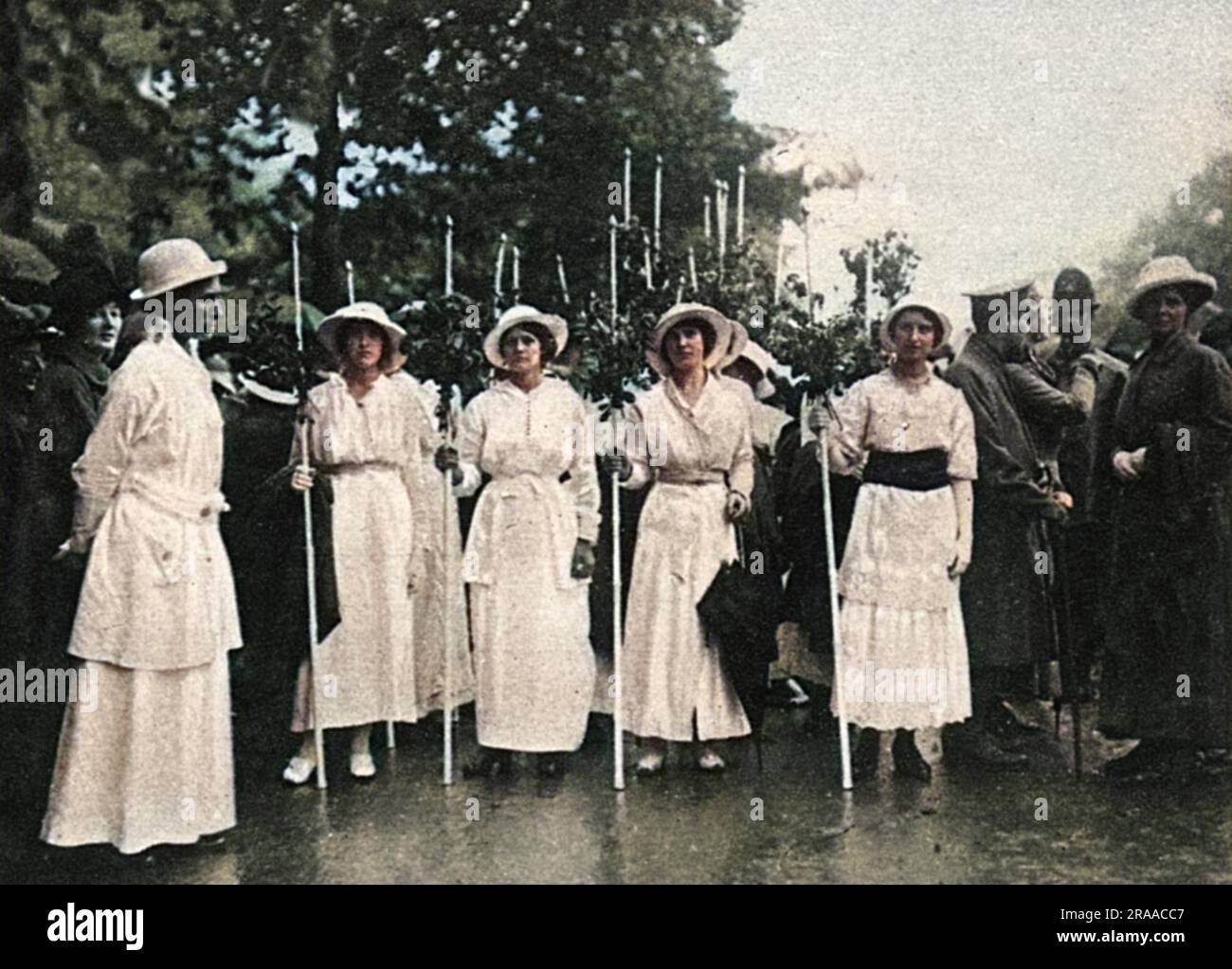 Die Frauenprozession, die durch Westminster, London, ging. Die Demonstration, die am 17. 1915. Juli stattfand, wurde organisiert, um das Recht der Frauen auf Beteiligung an Munition und anderen Kriegsarbeiten zu fordern.die hier dargestellten Träger der englischen Tose bilden die Spitze der Prozession. Datum: 17.. Juli 1915 Stockfoto