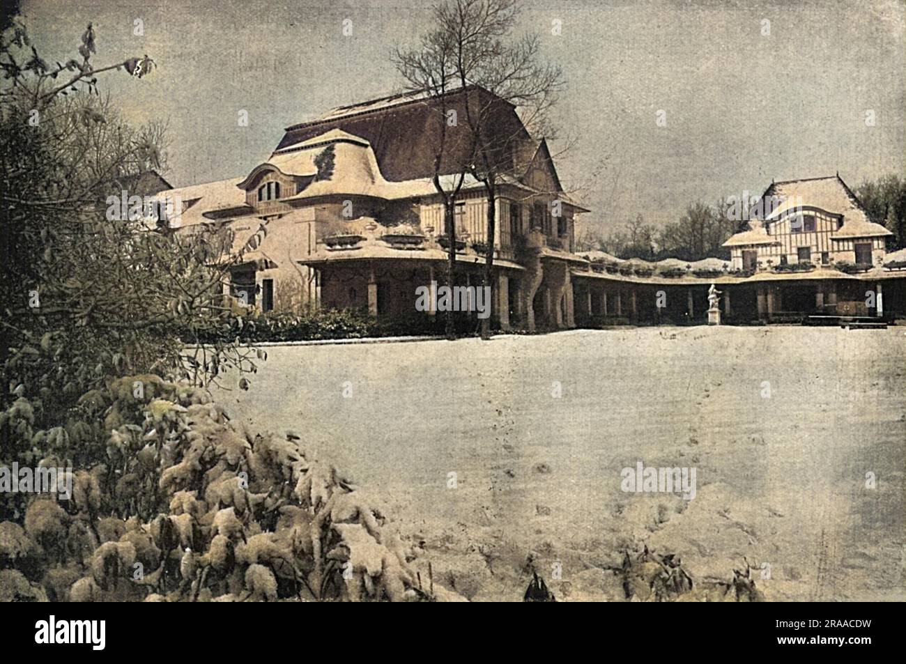 Das Kasino in Le Touquet, das 1914 von der Herzogin von Westminster für britische und alliierte Soldaten in ein Krankenhaus umgewandelt wurde, ist schneebedeckt abgebildet. Das Krankenhaus konnte bis zu 350 Männer gleichzeitig aufnehmen und die Herzogin selbst mit Hilfe einer Frau Whitburn widmete dem Wäschezimmer besondere Aufmerksamkeit! Datum: 1914 Stockfoto