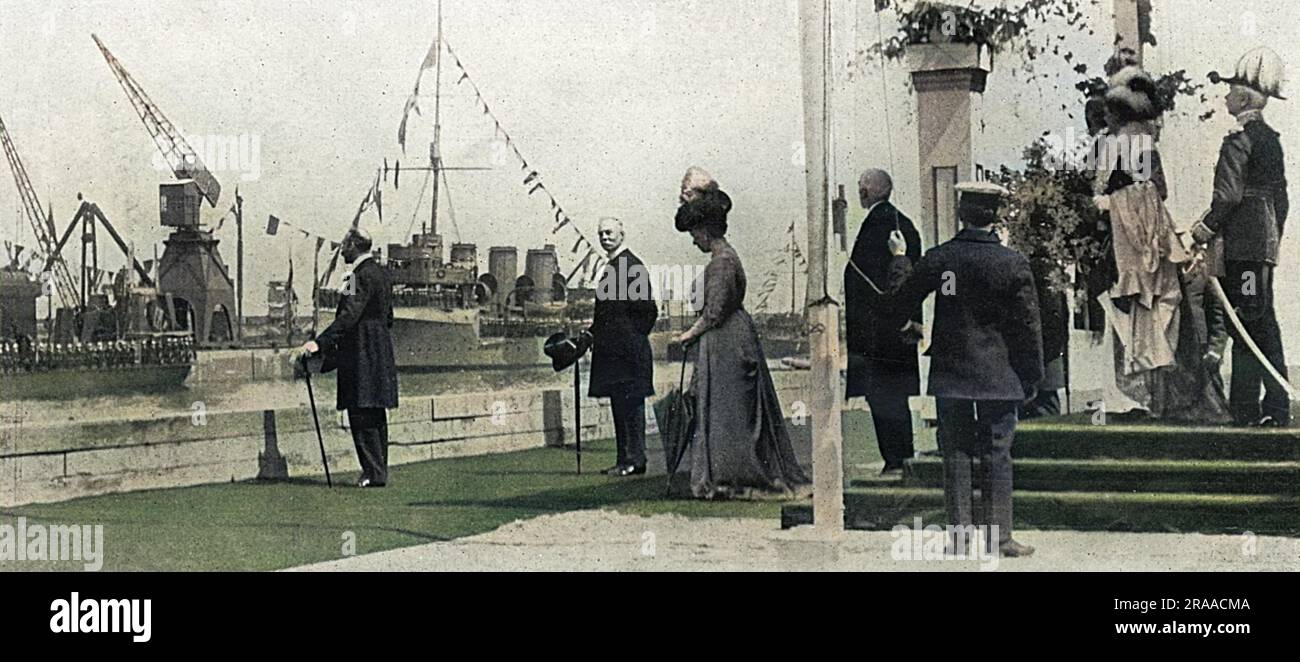 König George V (links) führt die Eröffnungszeremonie des neuen Hull Docks durch, während Königin Mary zusieht. Datum: 26. Juni 14 Stockfoto