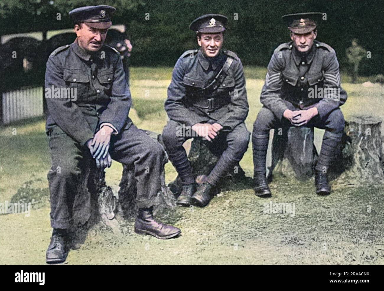 Drei Persönlichkeiten der Bühne und Sport mit den Gewehren der Künstler, der bekannten OTC. Von links: Mr. Horace Pollock, der Impresario, der Sir Arthur Pineros Werk auf der Varieté-Bühne vorgestellt hat, Mr. Harold Pearce, der Schauspieler und Mr. D. J. Knight, der Crack Oxford und die korinthische Fledermaus. Datum: 1915 Stockfoto