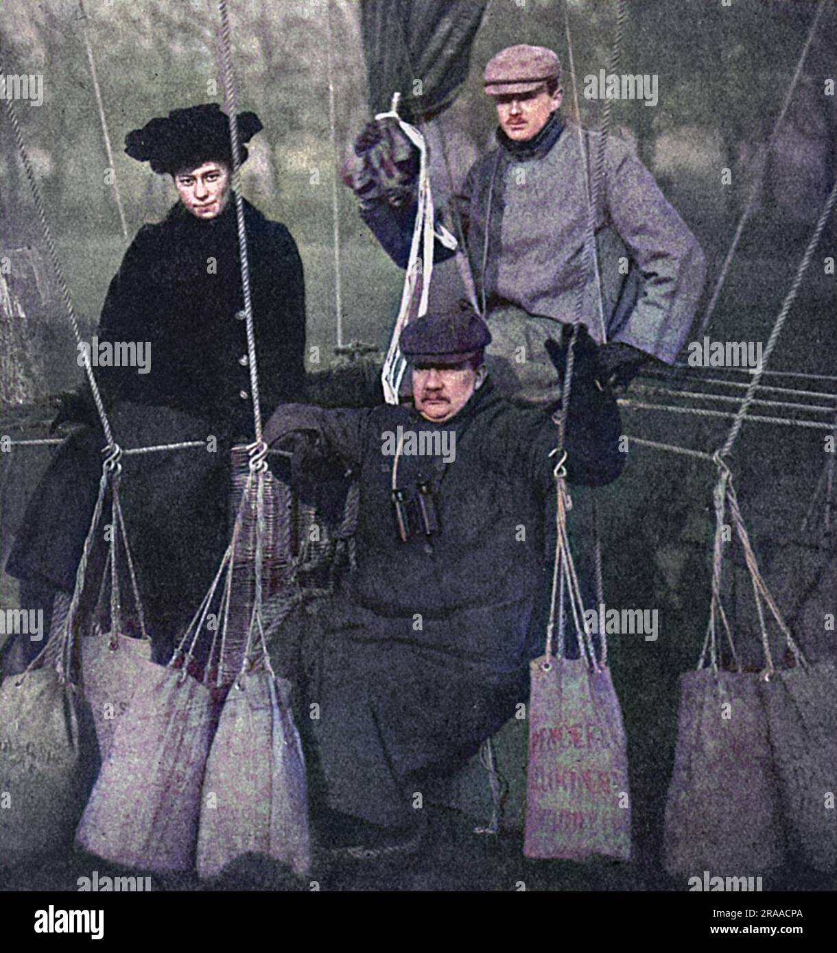 Die Gründer des Royal Aero Club, von links nach rechts, sind Frau Nicholls, der C. S. Rolls und Herr Hedges Butler. Mrs. Nicholl war die erste Frau, die Mitglied des Clubs war, bevor sie Lieut heiratete. Oberst Nicholl, Miss Vera Butler. Charles Rolls starb bei einem Flugzeugunfall und ist als einer der bedeutendsten Pioniere der Luftfahrt bemerkenswert. Mr. Hedges Butler machte sich zunächst einen Namen als Ballonfahrer. Datum: 1917 Stockfoto