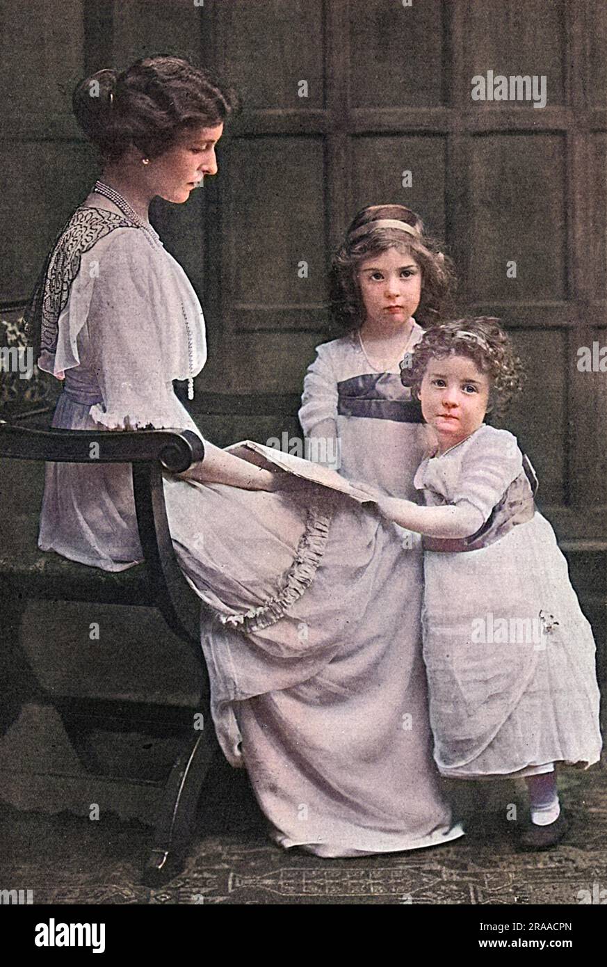 Lady Ingestre, ehemals Lady Winifred Paget, Witwe des verstorbenen Lord Ingestre, der 1915 starb und Kapitän im Blues war. Von ihren vier Kindern erhielt das jüngste den Titel Earl of Shrewsbury. Der Tatler sagt, dass Lady Ingestre „eine Menge Kriegsarbeit geleistet hat, aber ihre Gesundheit ist seit einiger Zeit unter der Belastung zusammengebrochen, und sie ruht sich jetzt aus.“ Es ist unklar, welche Form ihre Kriegsarbeit nahm. Datum: 1917 Stockfoto