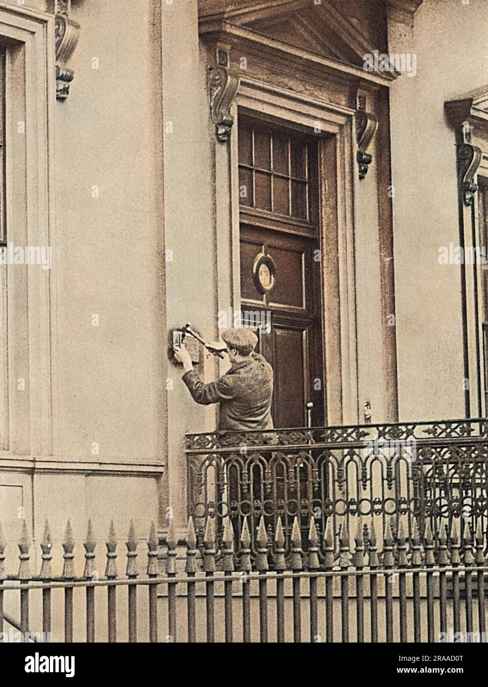 Ein Zeichen für den Zusammenbruch der diplomatischen Beziehungen bei Ausbruch des Ersten Weltkriegs war die Entfernung der Messingplatte in der deutschen Botschaft in London. Datum: 1914 Stockfoto