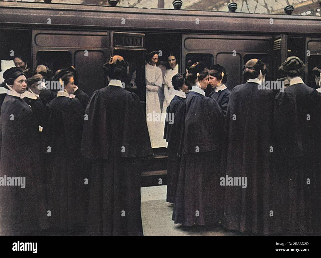 In den ersten Monaten des Ersten Weltkriegs haben sich Tausende von Frauen freiwillig zur Krankenschwester gemeldet Hier steigt eine Schwesterneinheit in einen Zug von London Waterloo nach Portsmouth, um mit dem britischen Roten Kreuz zu arbeiten. Datum: 1914 Stockfoto