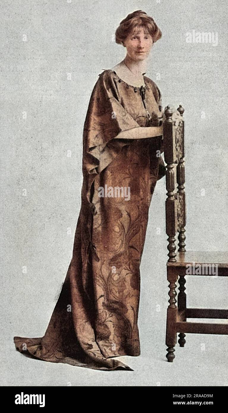 MARJORIE BOWEN alias GABRIELLE MARGARET LONG englische Schriftstellerin (1888 - 1952), abgebildet in einem „Belle Alliance“-Kleid, entworfen von einer Gruppe von Künstlerinnen, die laut Sketch „ihr künstlerisches Talent und ihre geschickten Finger einsetzen, um wunderschöne Kleider zu kreieren und zu machen“. Datum: 1915 Stockfoto