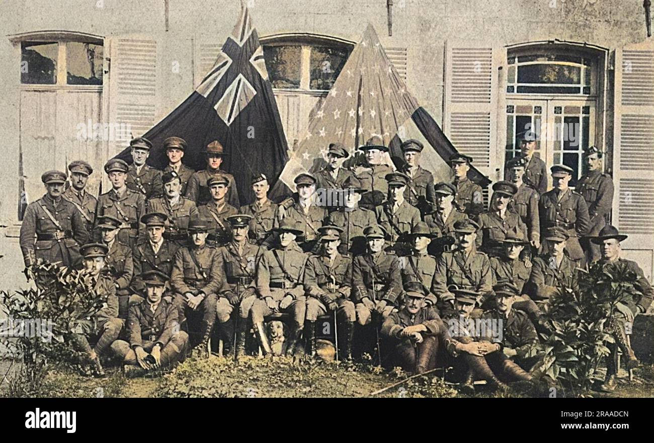 Eine Gruppe britischer und amerikanischer Offiziere fotografierte 1917 in einem geheimen Trainingslager, wobei die britischen und US-amerikanischen Flaggen deutlich hinter ihnen abgestützt waren. Datum: 1917 Stockfoto