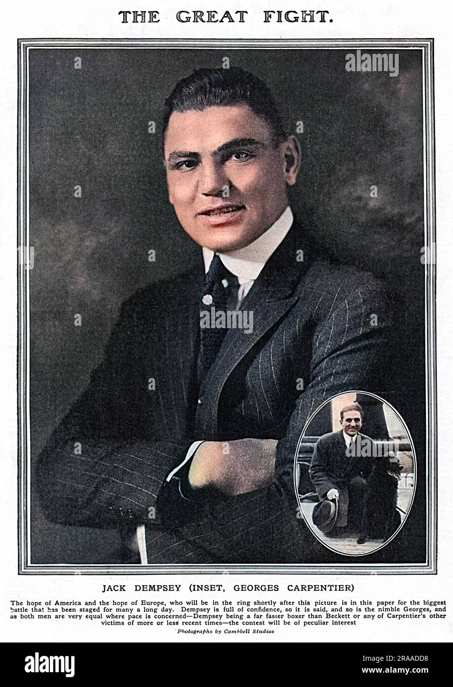 William Harrison „Jack“ Dempsey („die Manassa Mauler“) (24. Juni 1895 bis 31. Mai 1983), amerikanischer Profiboxer und kulturelle Ikone der 1920er Jahre. Von 1919 bis 1926 hielt er die Schwergewichtsweltmeisterschaft. Dempseys aggressiver Style und seine außergewöhnliche Schlagkraft machten ihn zu einem der beliebtesten Boxer der Geschichte. Das Bild im Bild zeigt den französischen Boxer, der Dempsey 1921 zum Titel herausforderte. Der Dempsey-Carpentier-Wettbewerb fand am 2. Juli 1921 in Boyle's Thirty Acres, Jersey City, New Jersey, statt und ermöglichte die erste Million Dollar in der Boxgeschichte. Eine Menge von 91.000 Leuten schaute sich den Funk an Stockfoto