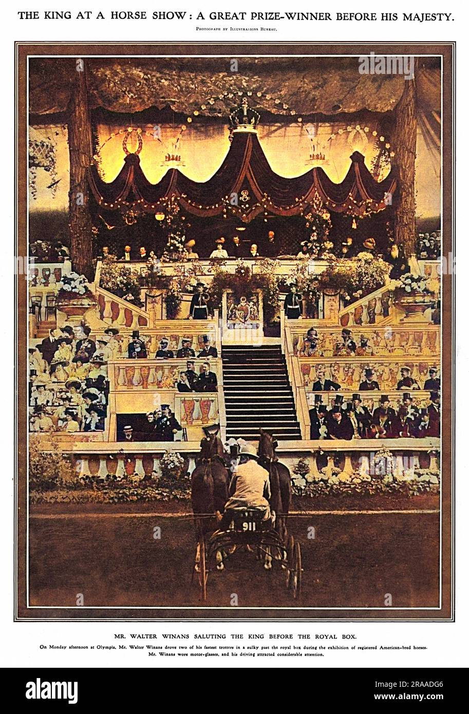 Mr. Walter Winans salutiert König Edward VII vor der königlichen Kiste auf der Olympia Pferdeshow im Juni 1908. Datum: 1908 Stockfoto
