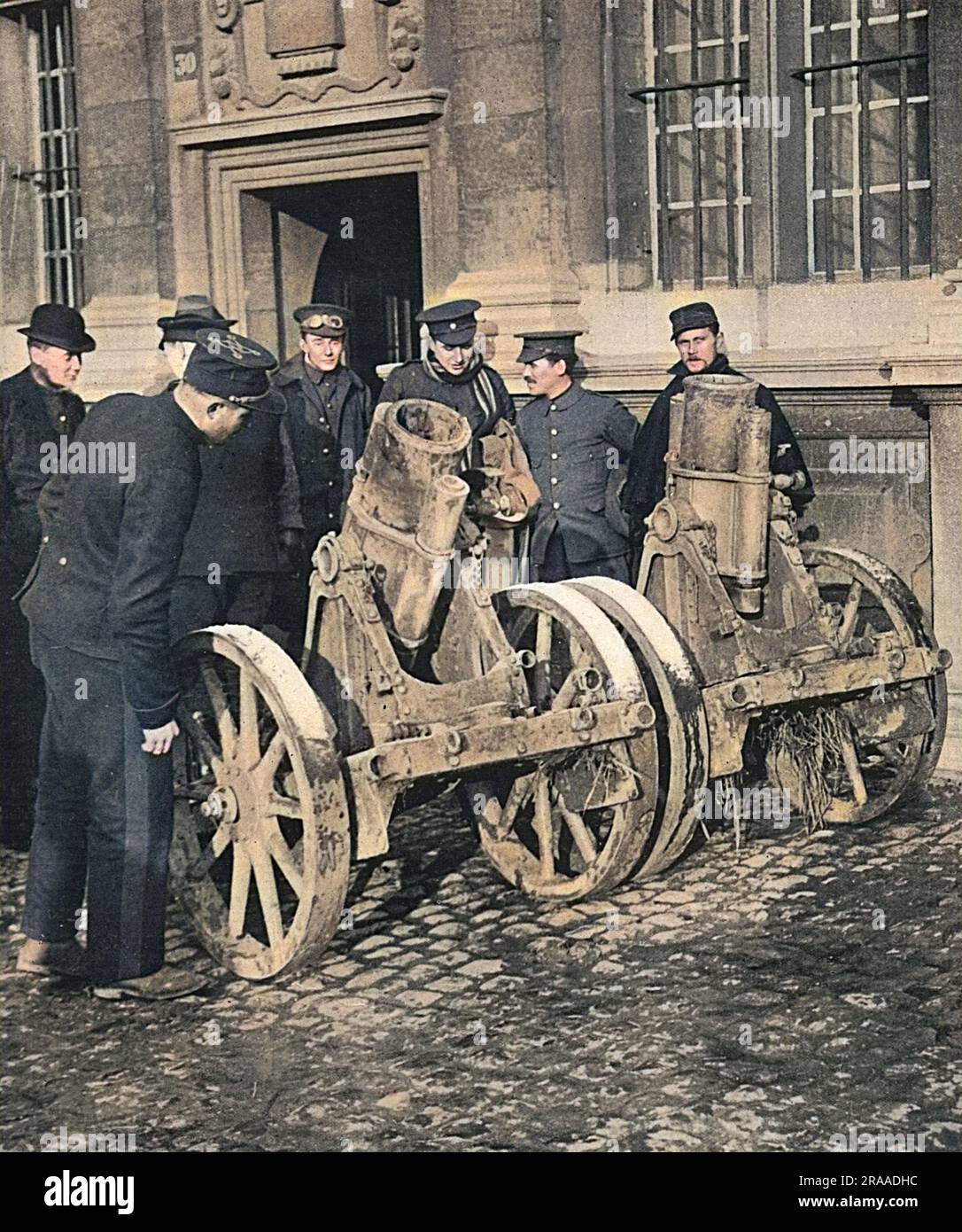 Schützenmörser, gefangen von den Deutschen, die hier in Ramscapelle hinter der Yser-Linie gesehen wurden. Sie werfen "eine mörderische Hülle aus nächster Nähe". Datum: 1914 Stockfoto