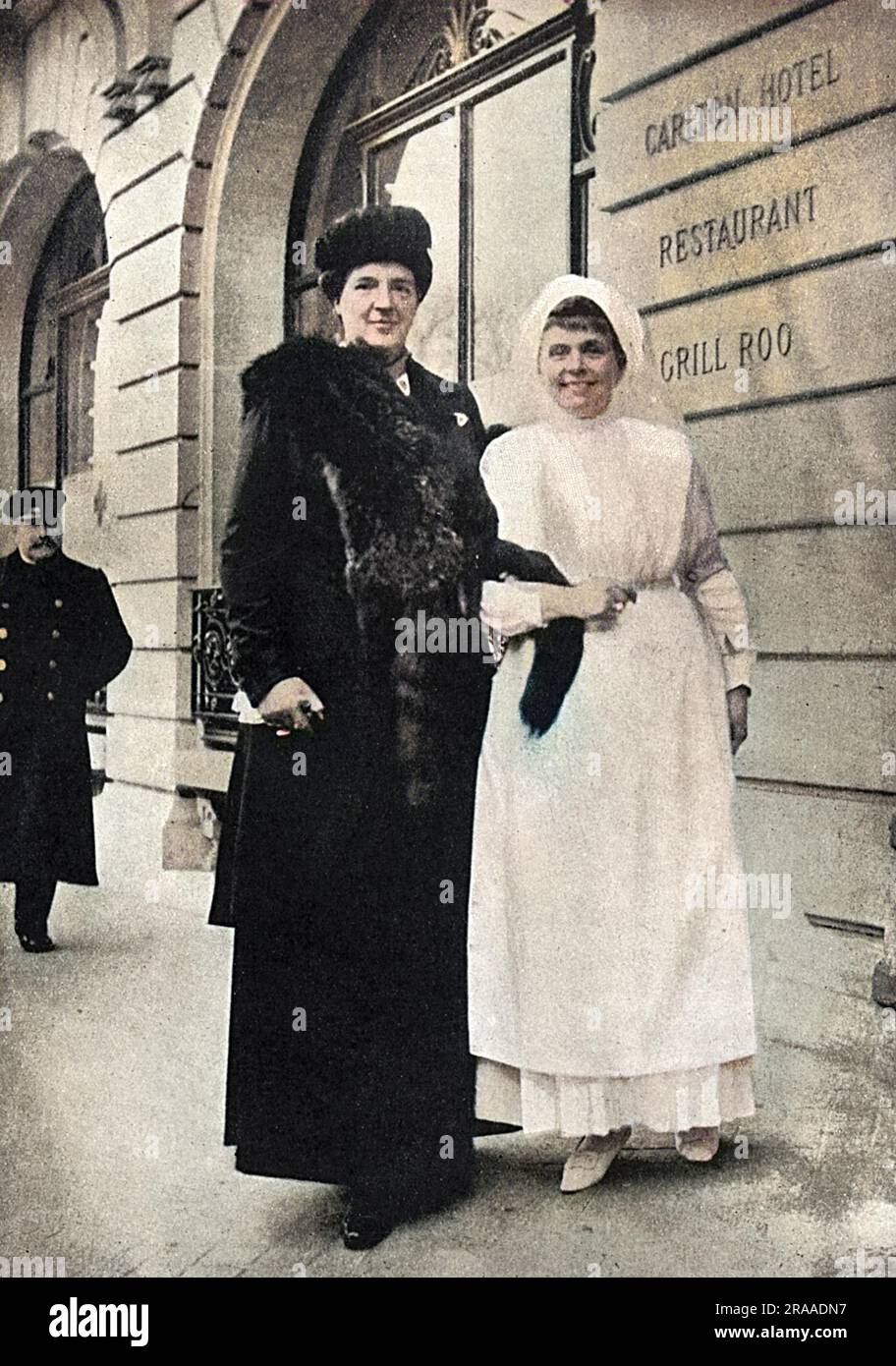 Ein Foto von Königin Amelie von Portugal (links) (1865-1951), in Paris neben Madame Iswolsky, der Frau des russischen Botschafters, gekleidet in einer Krankenschwester-Uniform. Vor dem Carlton Hotel, das WW1 als russisches Krankenhaus genutzt wurde. Datum: 1916 Stockfoto