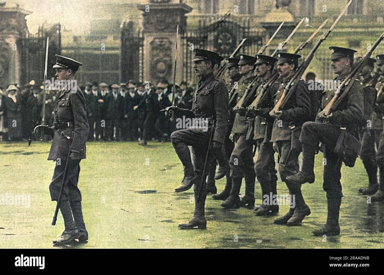 EDWARD VIII Edward, Prinz von Wales, marschiert 1914 mit den Grenadiergarden vor dem Buckingham Palace. Datum: 1914 Stockfoto