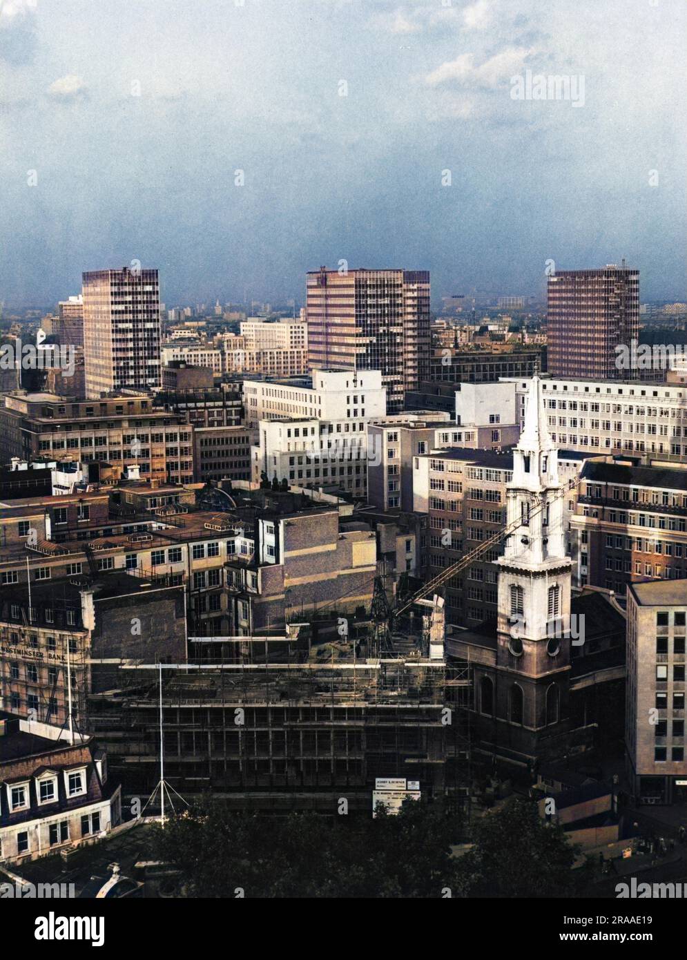 Ein schöner Blick auf die City of London, von St. Paul's Cathedral, zeigt St. Vedast's Church, Blick auf den Barbican und neue Gebäude im Bau. Datum: 1963 Stockfoto