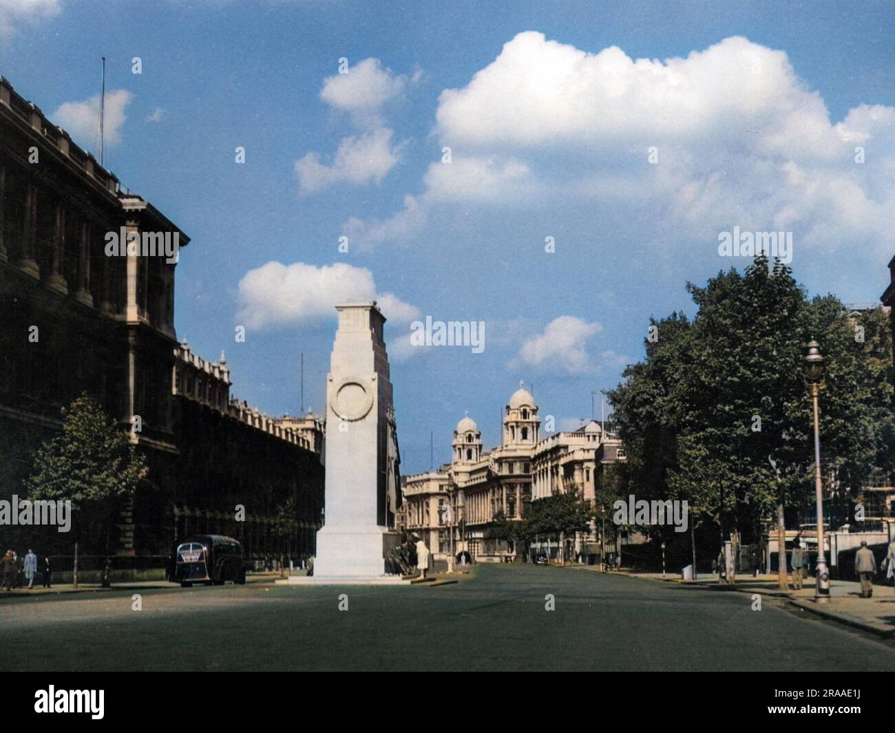 Whitehall, Westminster, London. Hier sehen Sie das Cenotaph mit den glänzenden Gebäuden des Kriegsamts im Hintergrund und dem dunklen Schatten des Schatzamtes (links). Datum: 1950er Stockfoto