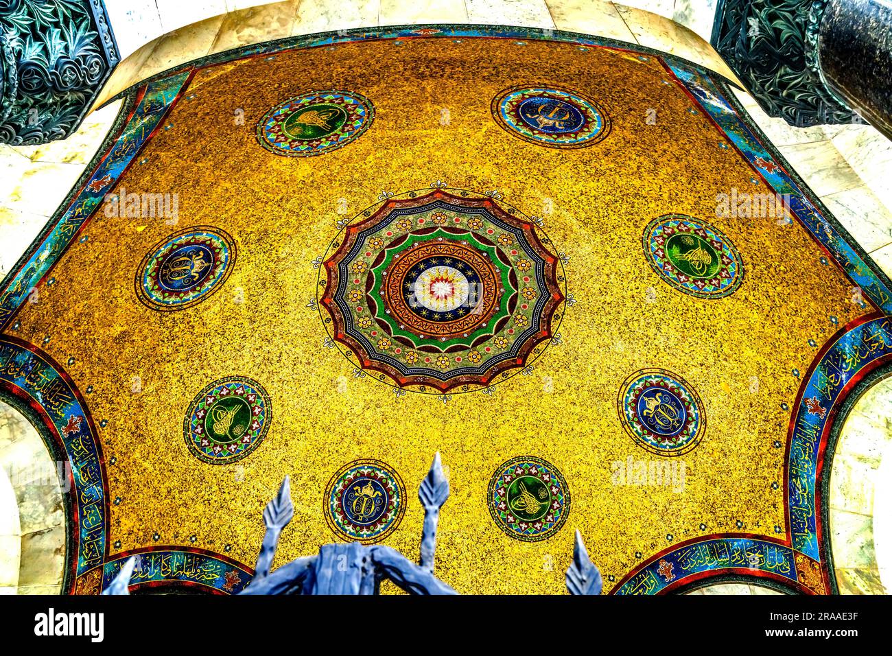 Farbenfrohes goldenes Mosaik Kaiser Wilhelm Deutsches Oktaganol-Springbrunnen-Pavillon Hippodrom von Konstantinopel Istanbul Türkei. 1900 erbaut, um vi zu markieren Stockfoto