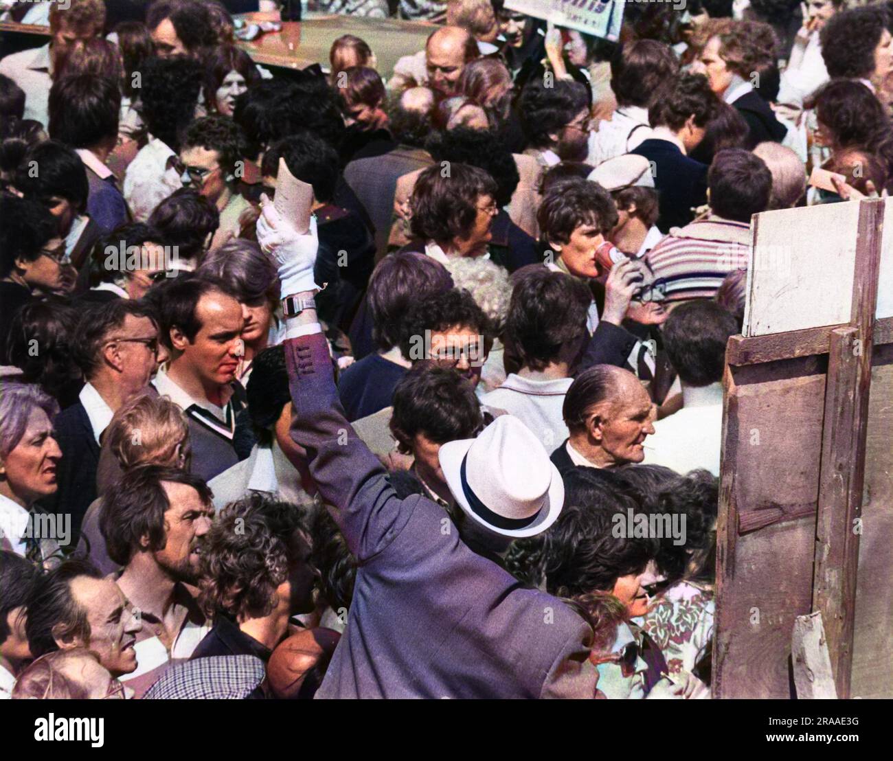 Ein Tic-Tac-Mann, der Wetten beim Rennen am Derby Day annimmt. Datum: 1979 Stockfoto