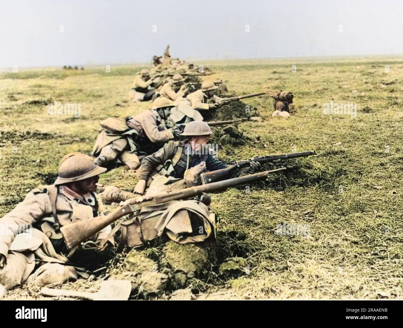 Aktionen der Grenzübergänge Somme, Sektor Nesle. Männer der 20. Britischen Division und der 22. Französischen Division haben während des Ersten Weltkriegs im März 1918 in hastigen Gewehrgruben eine Straße in der Schlacht an der Somme an der Westfront in Frankreich bedeckt Datum: 25. März 1918 Stockfoto