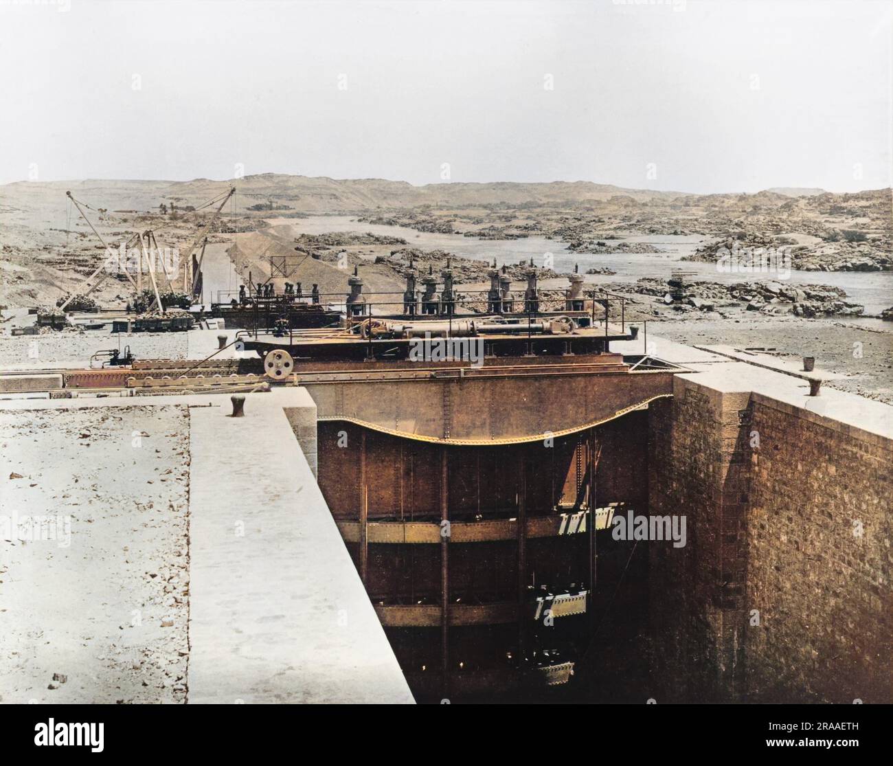 Schließen Sie die Tore des neu errichteten Assuan-Staudamms auf dem Nil in Ägypten. Datum: 1902 Stockfoto
