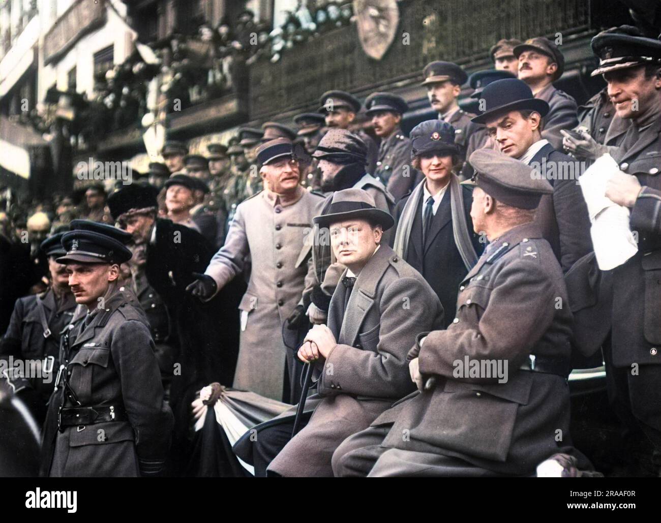 Winston Churchill als Kriegsminister saß zusammen mit anderen auf einer Tribüne in Lille, Frankreich, und beobachtete die märzgeschichte der 47. (2.) Londoner Division, die Lille am 17. Oktober 1918 gegen Ende des Ersten Weltkriegs von der deutschen Besatzung befreite. Datum: 1918 Stockfoto