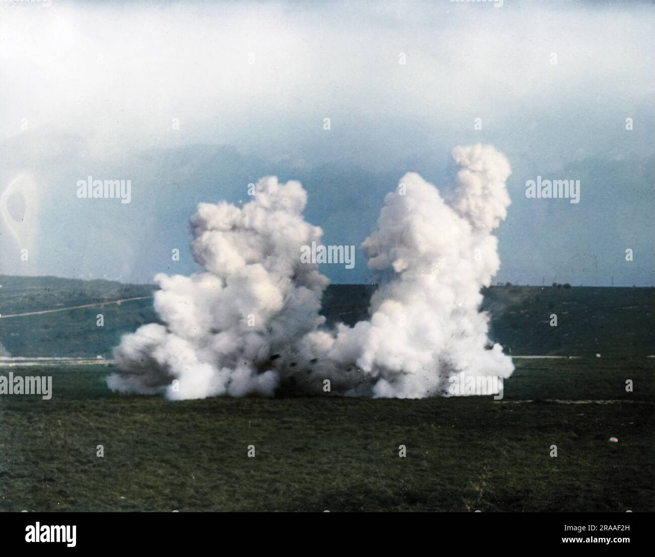 Chemische Kriegsführung, die weißen Rauch von einer Livenbombe zeigt, die während des Ersten Weltkriegs explodierte. Datum: 1914-1918 Stockfoto