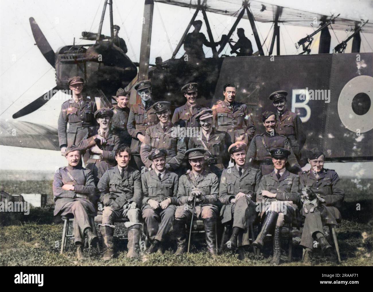 Offiziere des 207. Geschwaders der Unabhängigen Luftwaffe auf einem Gruppenfoto vor einem Handley Page Bomberflugzeug während des Ersten Weltkriegs. Datum: 1918 Stockfoto