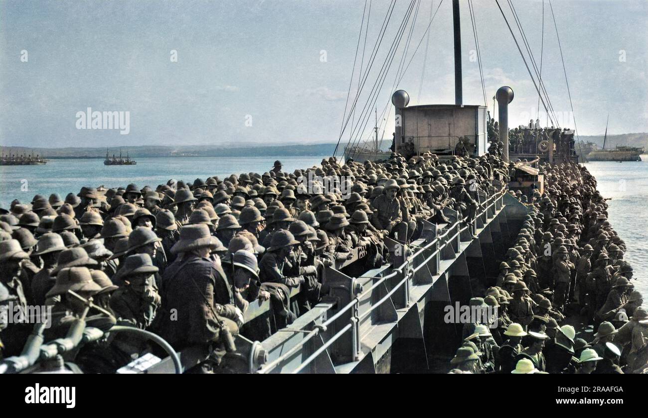 Eine große Anzahl von Militärs in Helmen an Bord des Schiffes. Stockfoto