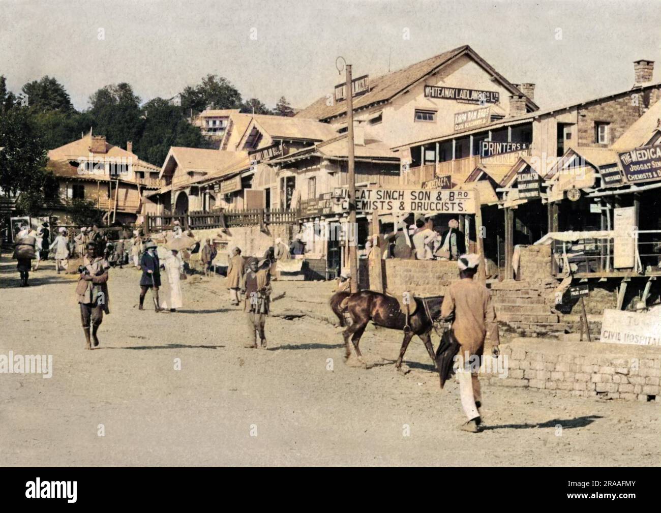 Straßenszene in Murree, Indien (jetzt Teil von Pakistan), mit Restaurant, Geschäften und Fußgängerzonen. Datum: 1918 Stockfoto