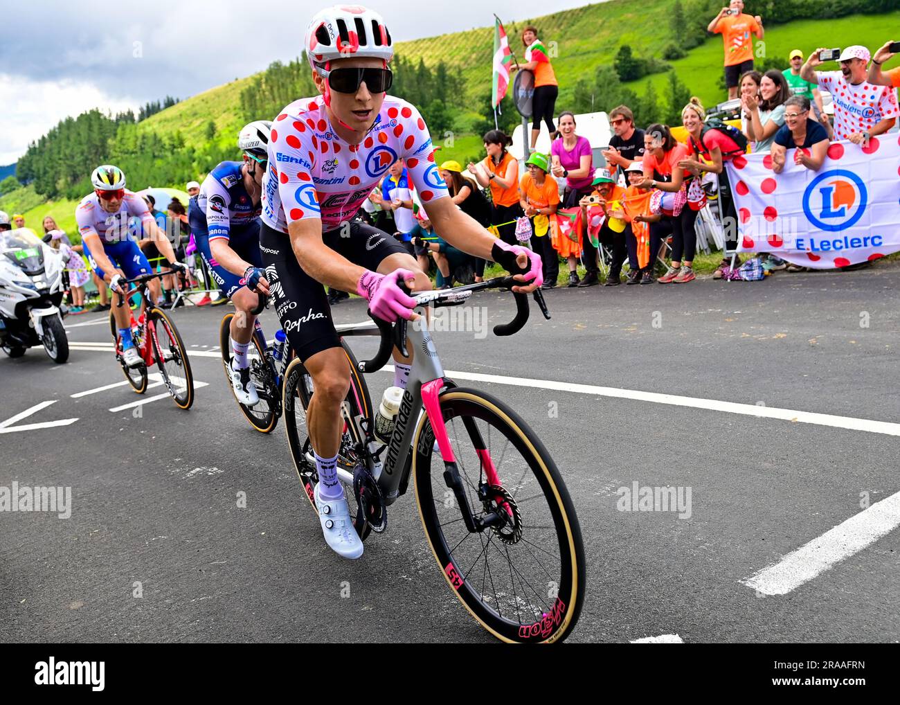 Neilson POWLESS auf der Jagd nach weiteren Punkten im Wettbewerb „Polka Dot Jersey“ in Stage 2, Vitoria-Gasteiz nach Saint-Sébastien , Tour de France, 2. Juli 2023, Kredit:Pete Goding/Goding Images/Alamy Live News Stockfoto