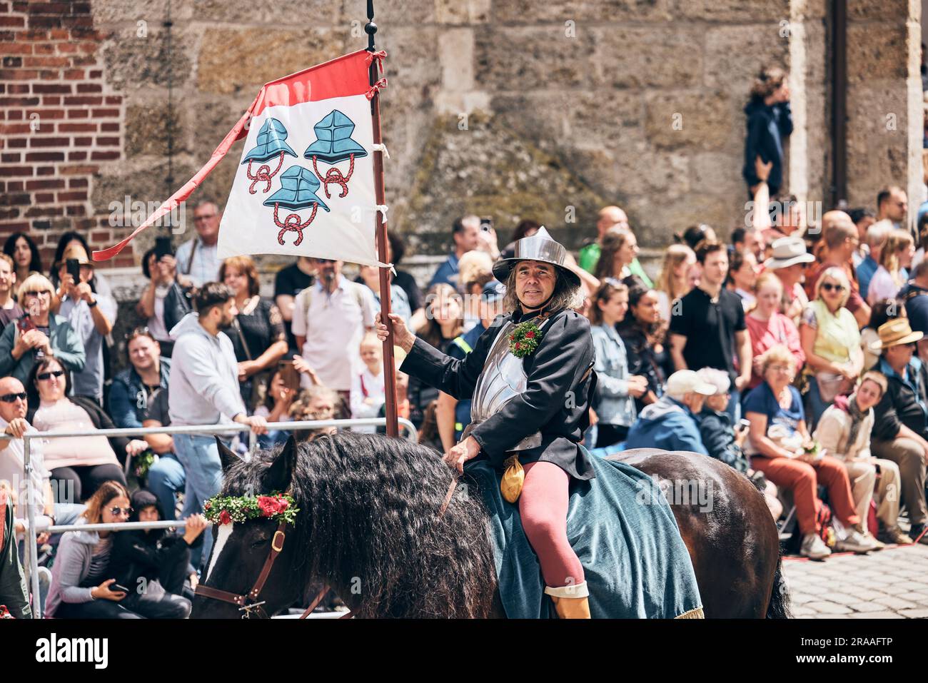 Landshut, Deutschland. 02. Juli 2023. Bei der Landshut Wedding geht die historische Prozession durch die Stadt. Tausende Besucher jubelten, während Braut und Bräutigam durch die herrlich dekorierte Altstadt zogen. Das mittelalterliche historische Spektakel stellt die Ehe der polnischen Prinzessin Hedwig mit dem Reichen von Bayern-Landshut wieder her. Kredit: Tobias C. Köhler/dpa/Alamy Live News Stockfoto