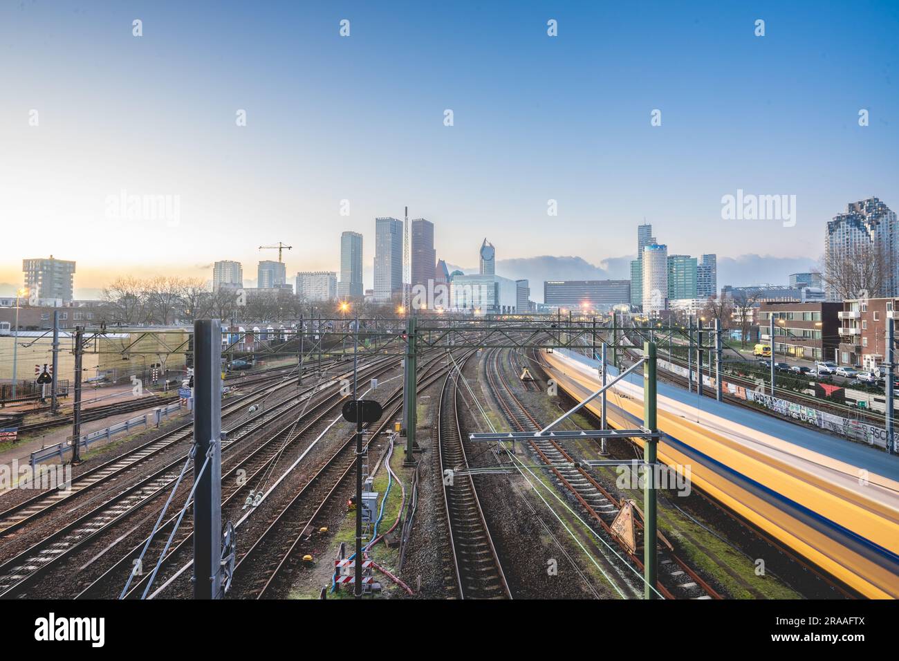 Hauptbahnhof mit der Skyline von Den Haag, Niederlande. Januari 21 2023. Stockfoto