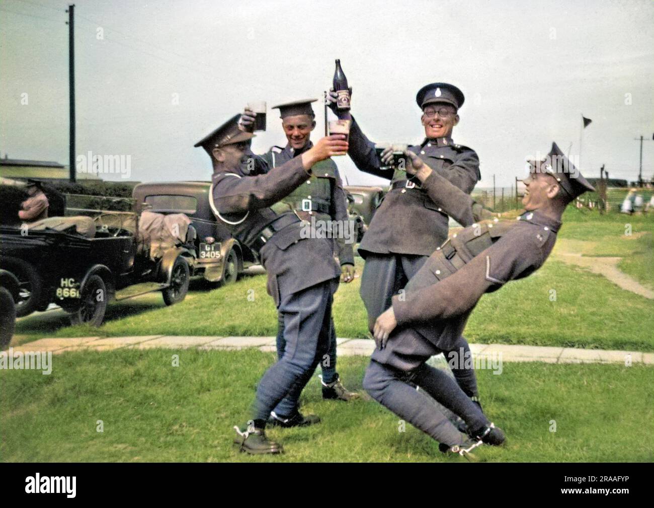 Vier Soldaten genießen ein Glas (oder eine Flasche) Bier in der Nähe von Okehampton, Devon. Datum: 1940er Stockfoto