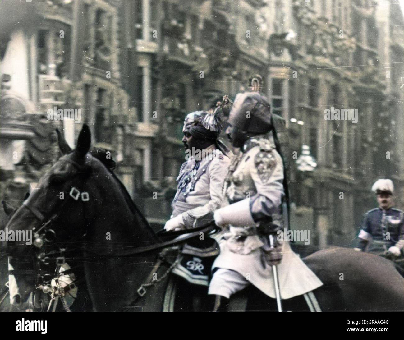 Zwei indische Würdenträger in voller Zeremonialuniform in der Prozession zur Krönung von König George VI Datum: 12. Mai 1937 Stockfoto